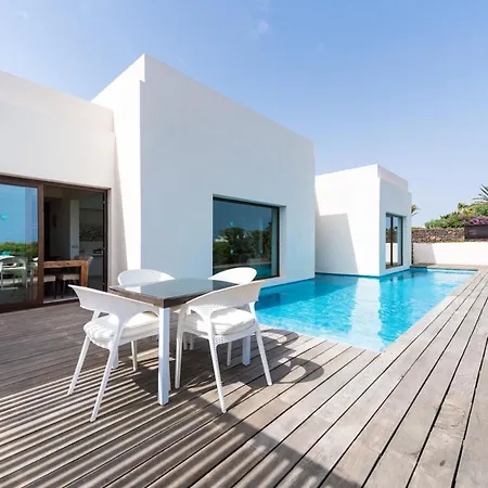 Villa Puerto Del Carmen Sleeps 4 With Pool Air Con And Wifi *